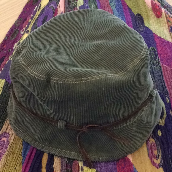 Abercrombie & Fitch Accessories - Abercrombie olive green corduroy hat, like new